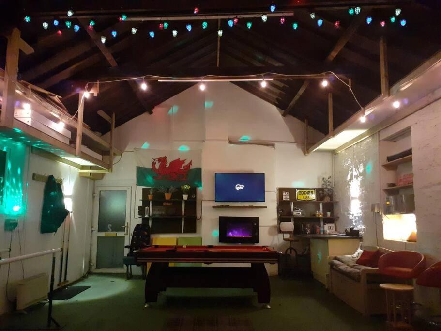 Big Fireplace Aga Hot Tub Wet Room Barn Garage Llanelli Exterior foto
